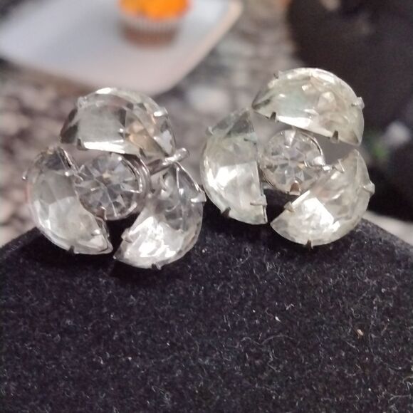 Vintage Screw  on Earring - Picture 1 of 3